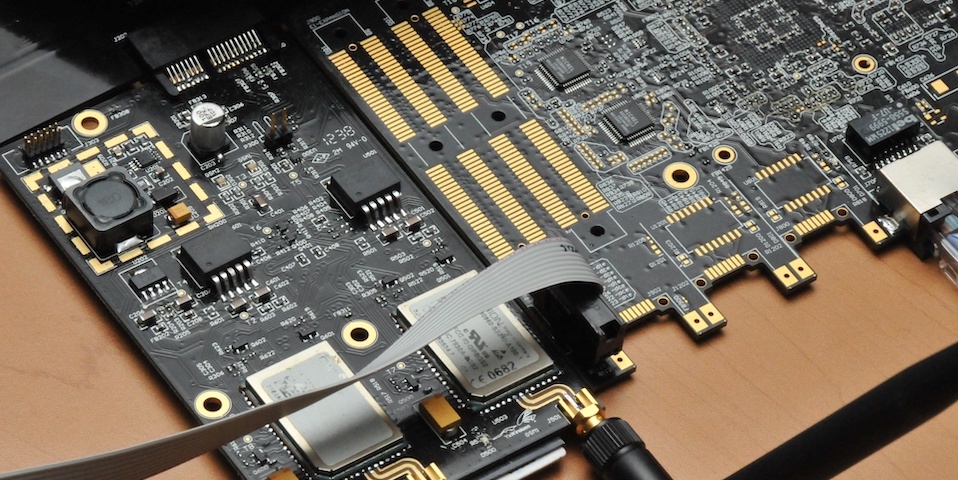 Detalle de placas y conexiones electrónicas